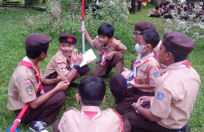 Kabar penghapusan Pramuka sebagai salah satu bagian dari kegiatan ekstrakurikuler dalam Kurikulum Merdeka ramai diperbincangkan. Banyak pihak menyayangkan apabila kebijakan itu benar-benar diterapkan.