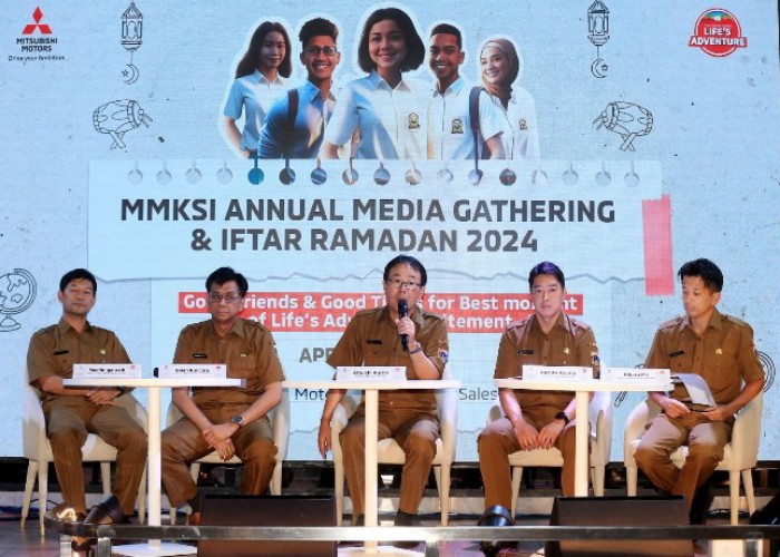MEDIA GATHERING :    Atsushi Kurita, President Director PT MMKSI (tengah), bersama jajaran manajemen saat berbuka puasa bersama media di Jakarta. Senin, (1/4).