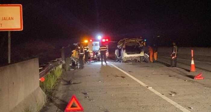 PENANGANAN: Petugas PJR Dirlantas Polda Kaltim dan Tol Balsam melakukan penanganan terhadap korban dan kendaraan yang terlibat kecelakaan, Selasa (1/4) dinihari.