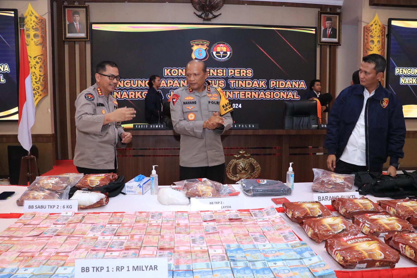 BARANG BUKTI: Polda Kaltim menunjukkan barang bukti 31 kilogram sabu-sabu dan uang Rp 1 miliar dalam pengungkapan narkoba jaringan internasional, Senin (1/4) lalu.