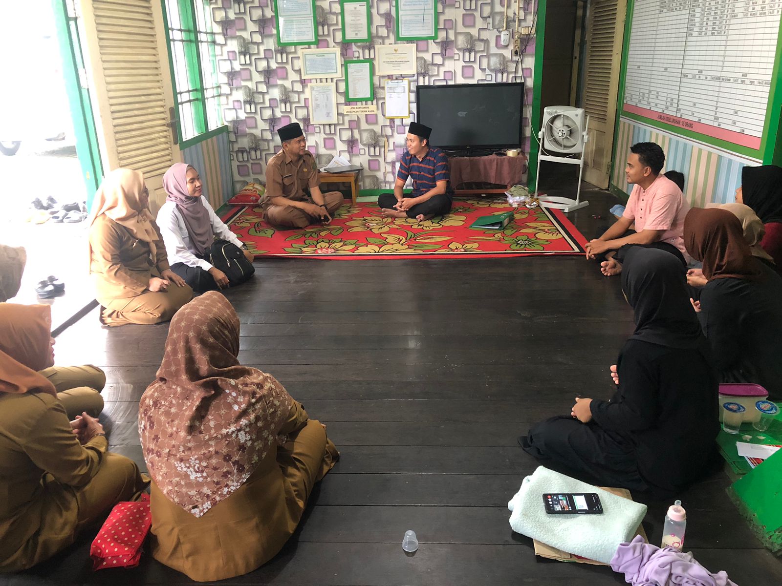 PEDULI: Jajaran DPMD Kukar menyalurkan bantuan kepada LKSA Mishbaa Hun Muniir di Jalan Gunung Pegat, RT 40, Kelurahan Melayu, Kecamatan Tenggarong, Kukar, Senin (1/4).