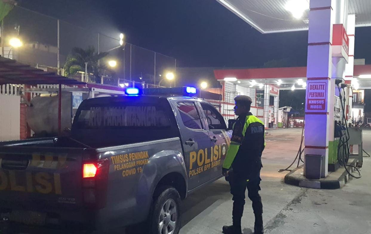 MEMASTIKAN KEAMANAN: Personel Polsek Balikpapan Barat yang melakukan patroli di SPBU Kebun Sayur.