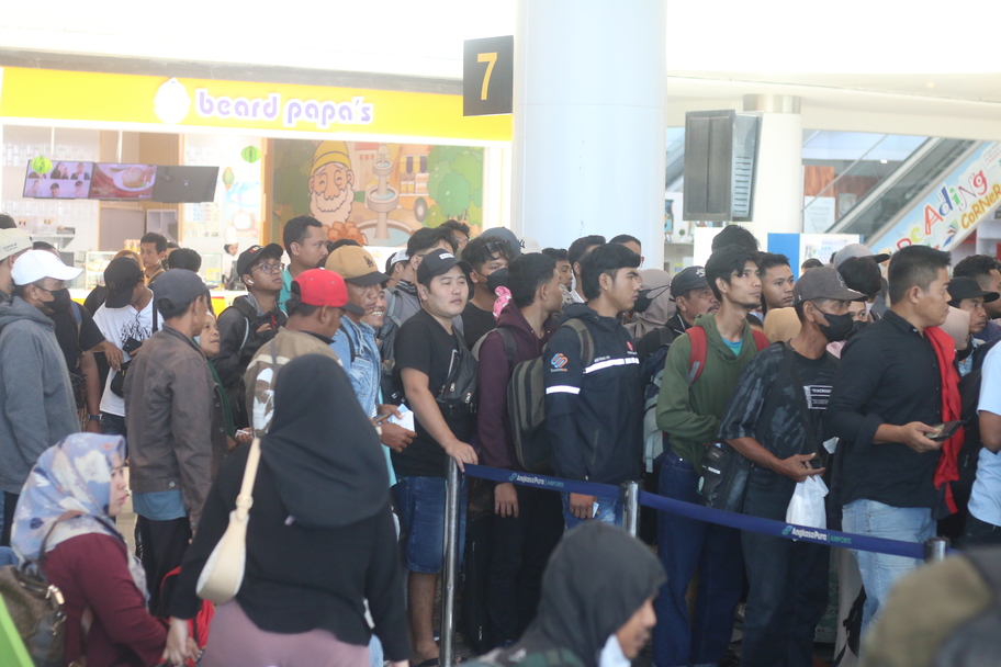 PADAT PENUMPANG: Jelang Idulfitri tampak kepadatan penumpang di Bandara SAMS Sepinggan Balikpapan dan Kamis (5/4) diprediksi menjadi puncak arus mudik lebaran.