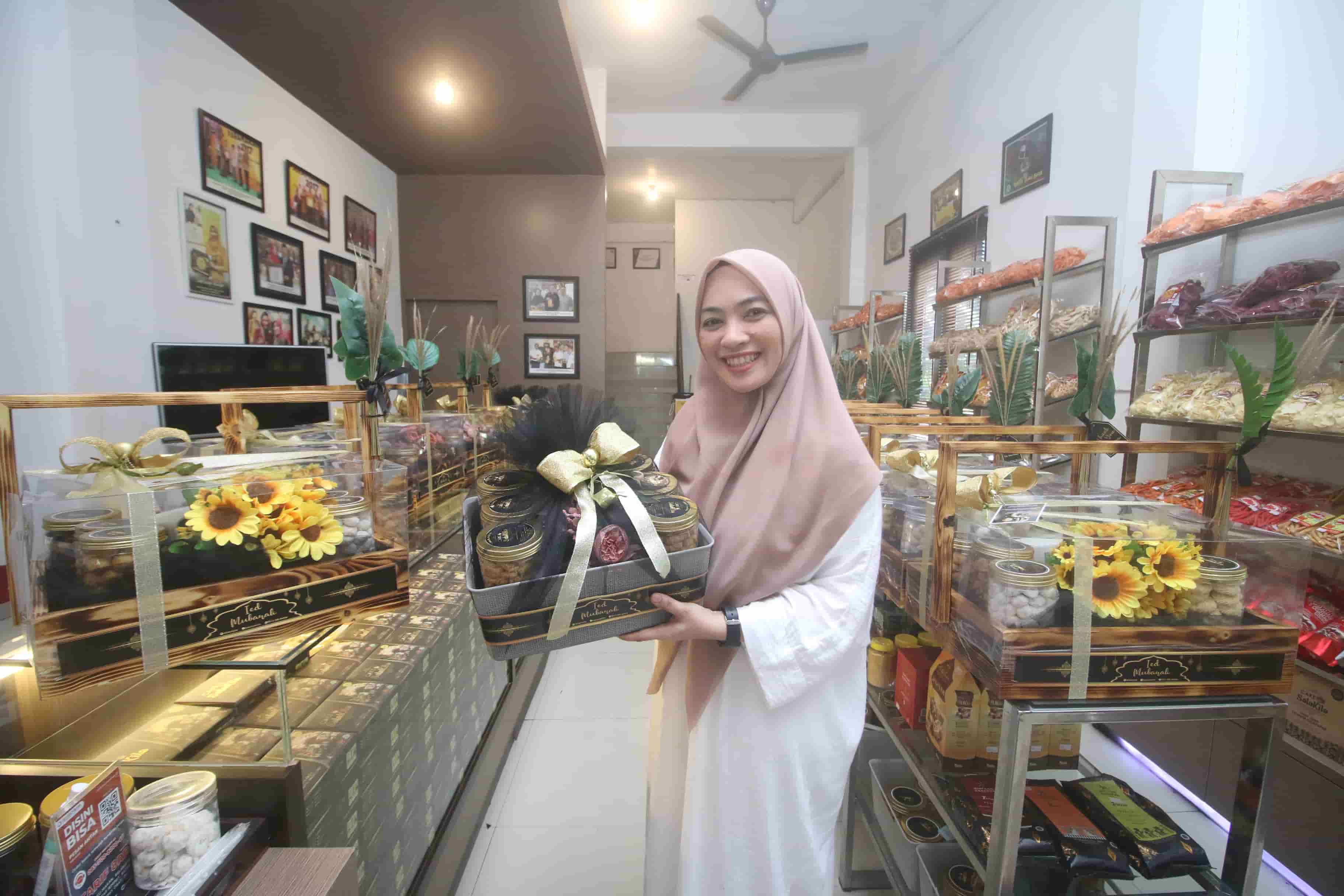 PERMINTAAN MENINGKAT: Riswah Yuni menunjukkan hampers Lebaran yang dipesan masyarakat. Menurutnya, tahun ini pembeli makin beragam. Seperti pekerja IKN untuk oleh-oleh mudik.