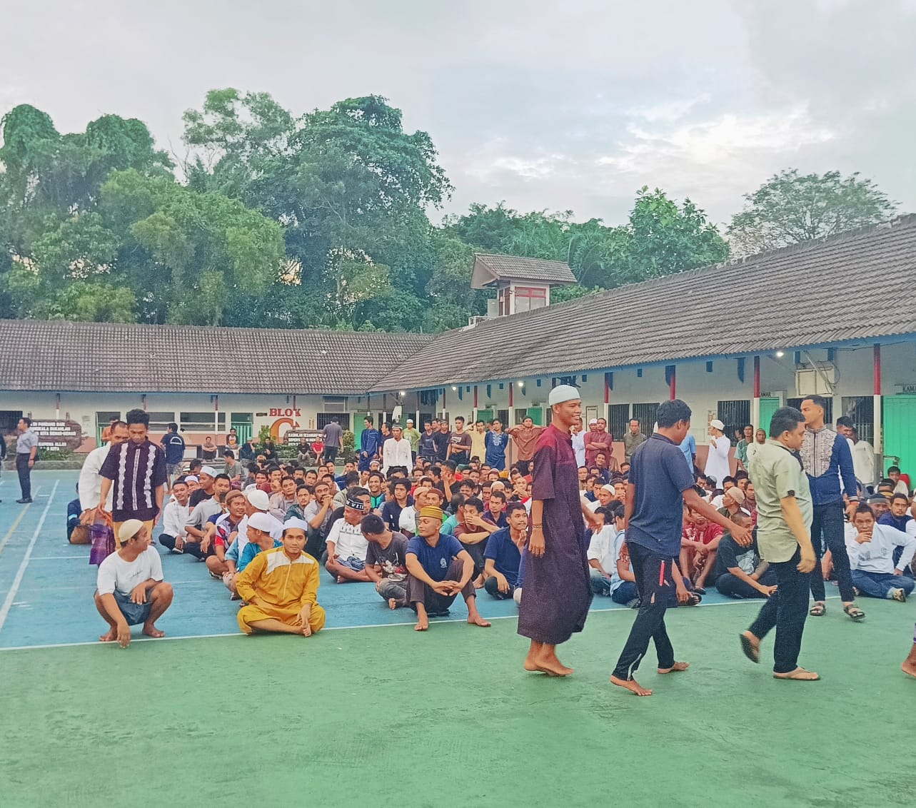 BERKUMPUL: Warga binaan sedang berkumpul bersama di lapangan Rutan Kelas IIB Balikpapan
