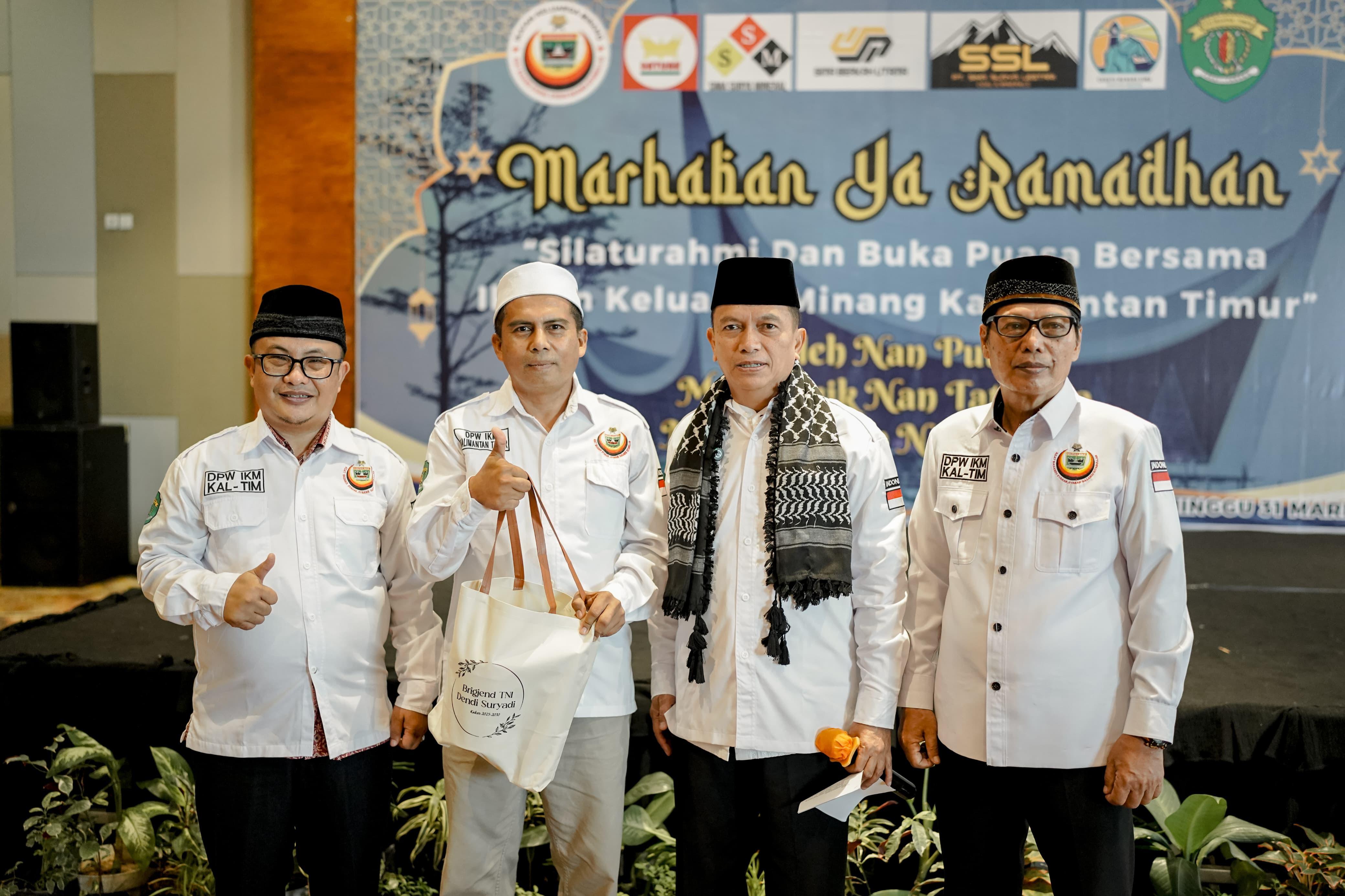 JALIN KEAKRABAN: Dari kanan, HM Datuak BM Dirajo, Brigjen TNI Dendi Suryadi, dan HM Yos Datuk Paduko Tuan (kiri) dalam acara silaturahmi IKM Kaltim di Hotel HARRIS Samarinda, Minggu (31/3).