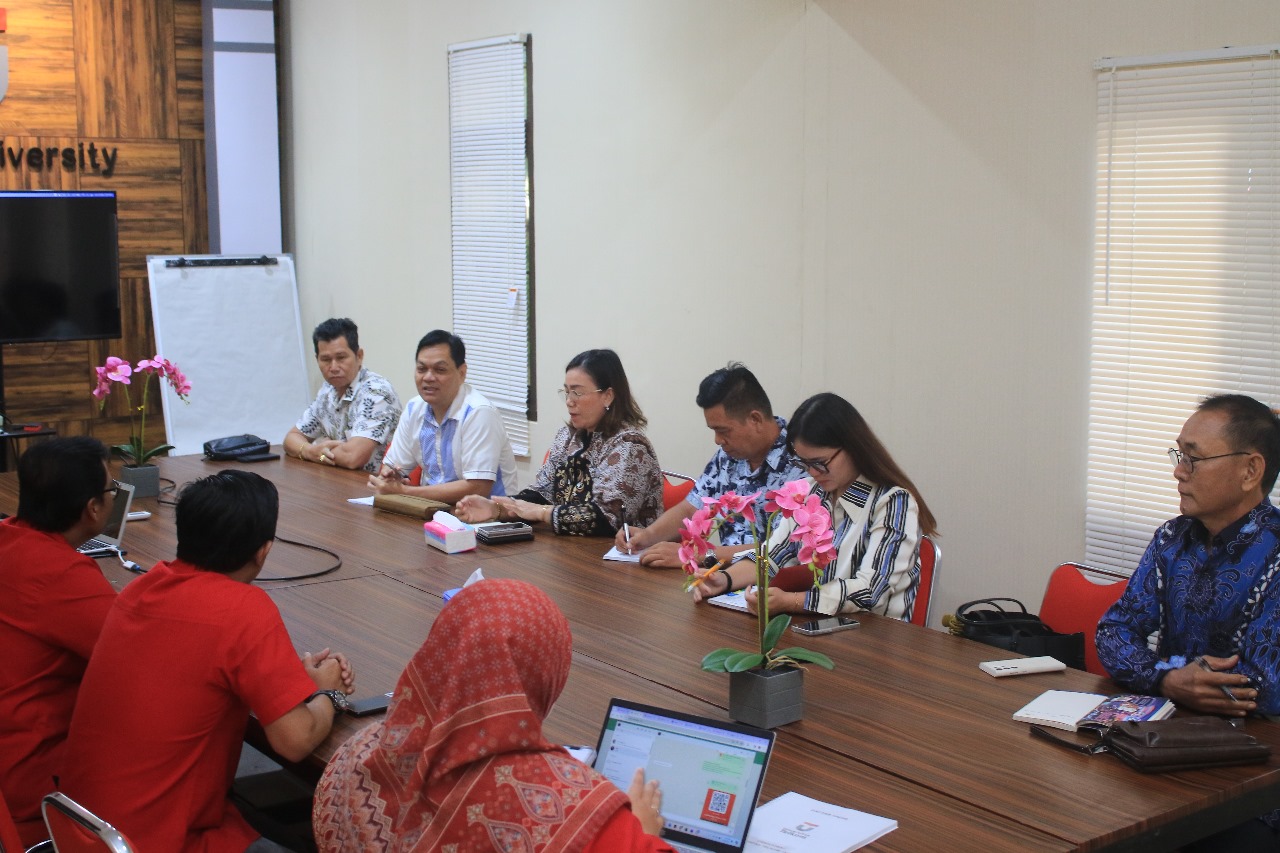 BAHAS: Wakil Ketua II, DPRD Mahulu, Martin Hat (dua kiri) bersama rombongan Komisi III DPRD Mahulu menyambangi Universitas Telkom, Kamis (14/3).