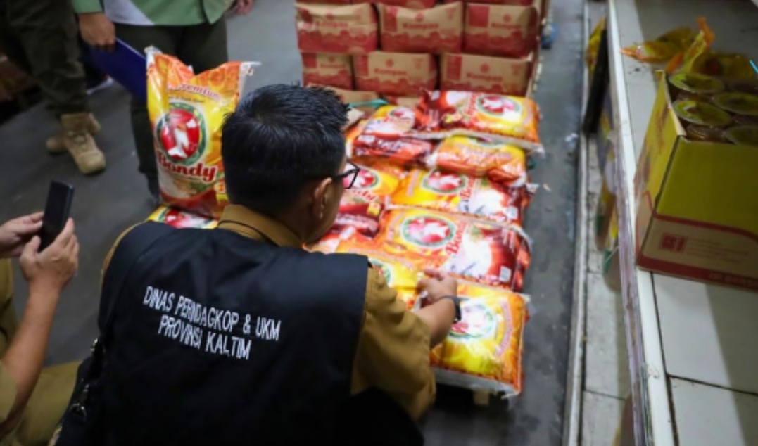 PANTAU LAPANGAN: Petugas dari DPPKUKM Kaltim yang melakukan pengawasan ke sejumlah toko di Samarinda.