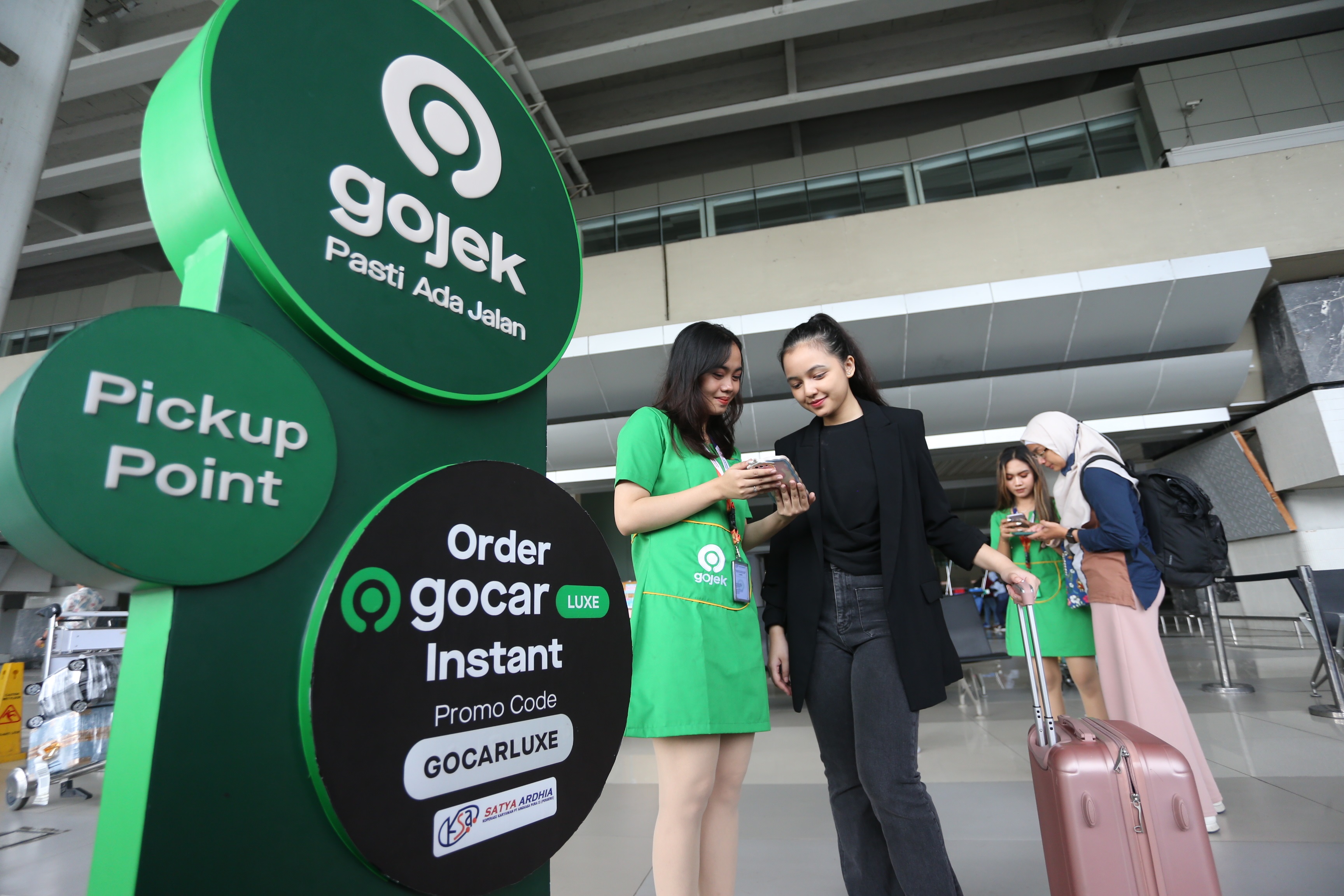 KENYAMANAN: Para konsumen bisa mendapatkan layanan Gojek di berbagai titik jemput. Salah satunya bandara.