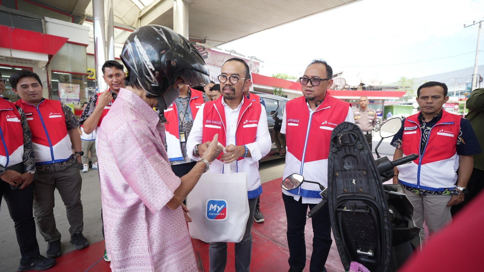 PASTIKAN KESIAPAN: Direktur Utama PT Pertamina Patra Niaga, Riva Siahaan memantau kesiapan sarana dan fasilitas lembaga penyalur serta memastikan kesiapan Satgas RAFI 2024 Regional Kalimantan, Rabu (3