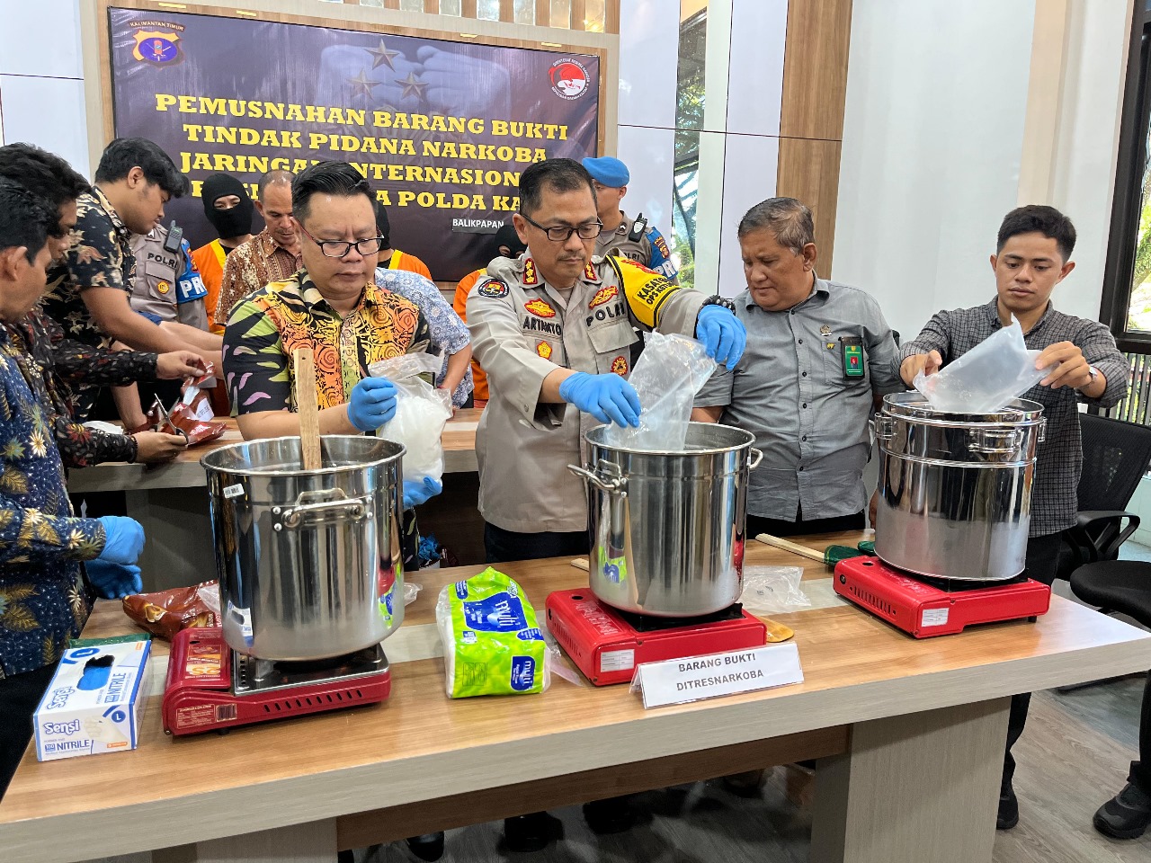 LARUTAN SABU: Polda Kaltim memusnahkan sabu-sabu dengan cara dilarutkan dalam wadah berisi air panas yang telah dicampur dengan cairan kimia. Larutan kemudian dibuang ke toilet.