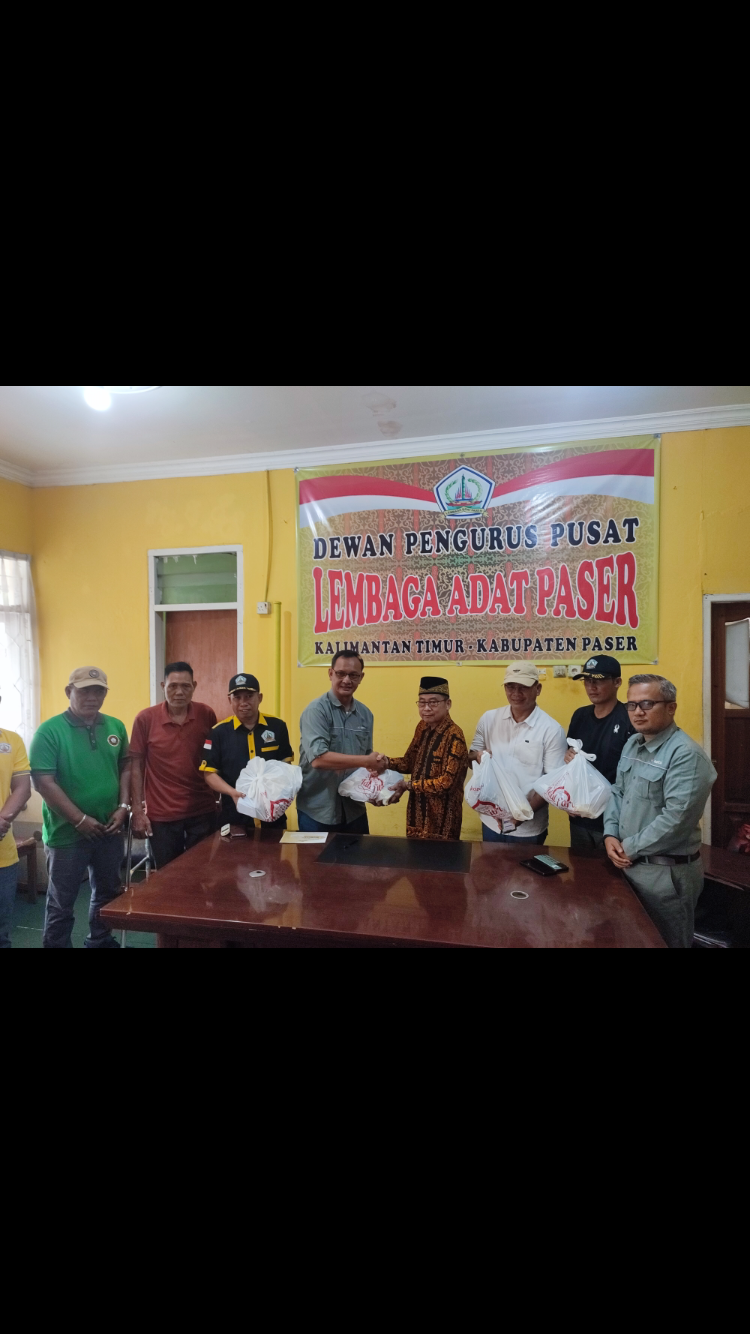 SINERGISITAS: Manajemen Kideco bersilaturahmi ke Lembaga Adat Paser sekaligus penyerahan bingkisan Lebaran untuk anggota LAP sampai tingkat kecamatan.
