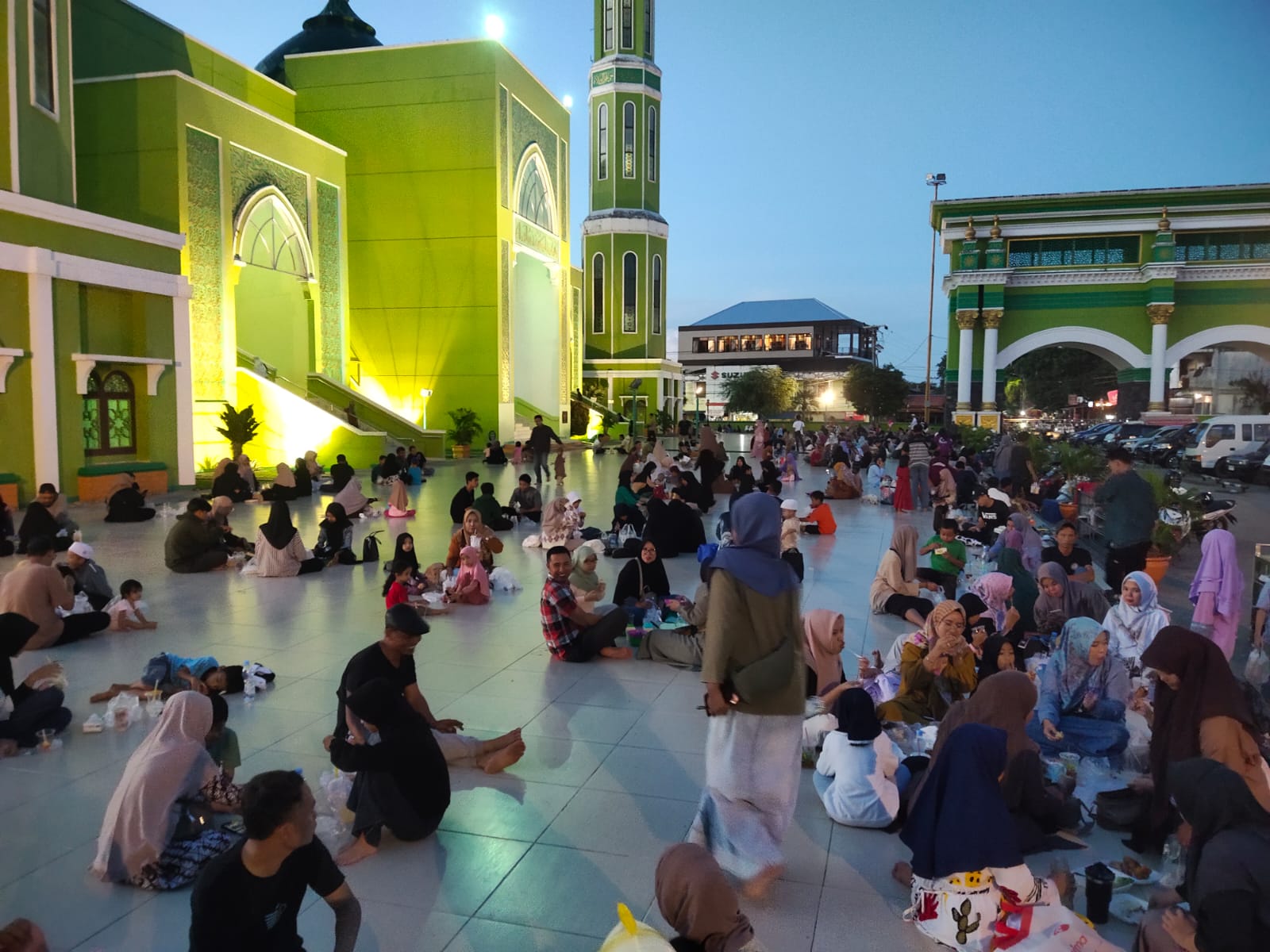 TEMPAT FAVORIT: Selama Ramadan 1445 Hijriah banyak jamaah yang memilih halaman Masjid Agung Nurul Falah sebagai lokasi berbuka puasa.
