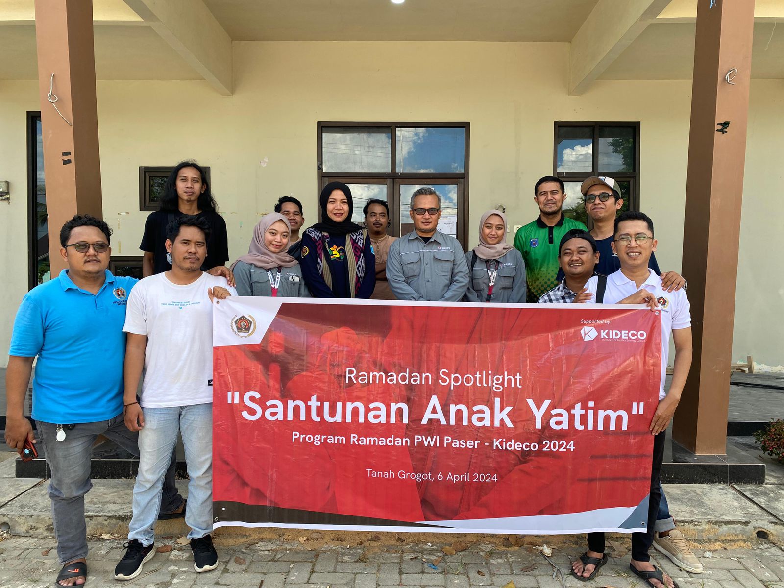 BULAN BERKAH: Kolaborasi PWI Paser dengan Kideco selama Ramadan ini ditutup dengan pemberian santunan kepada anak yatim piatu di berbagai titik di Kecamatan Tanah Grogot, Sabtu (6/4).