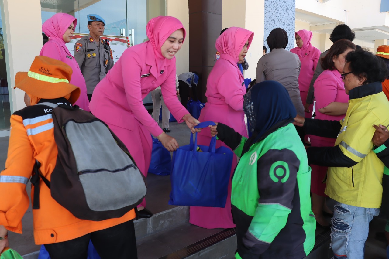 BERKAH RAMADAN. Giat sosial dilakukan Polresta Balikpapan dan Bhayangkari Cabang Balikpapan, menyalurkan bantuan pada masyarakat yang membutuhkan.