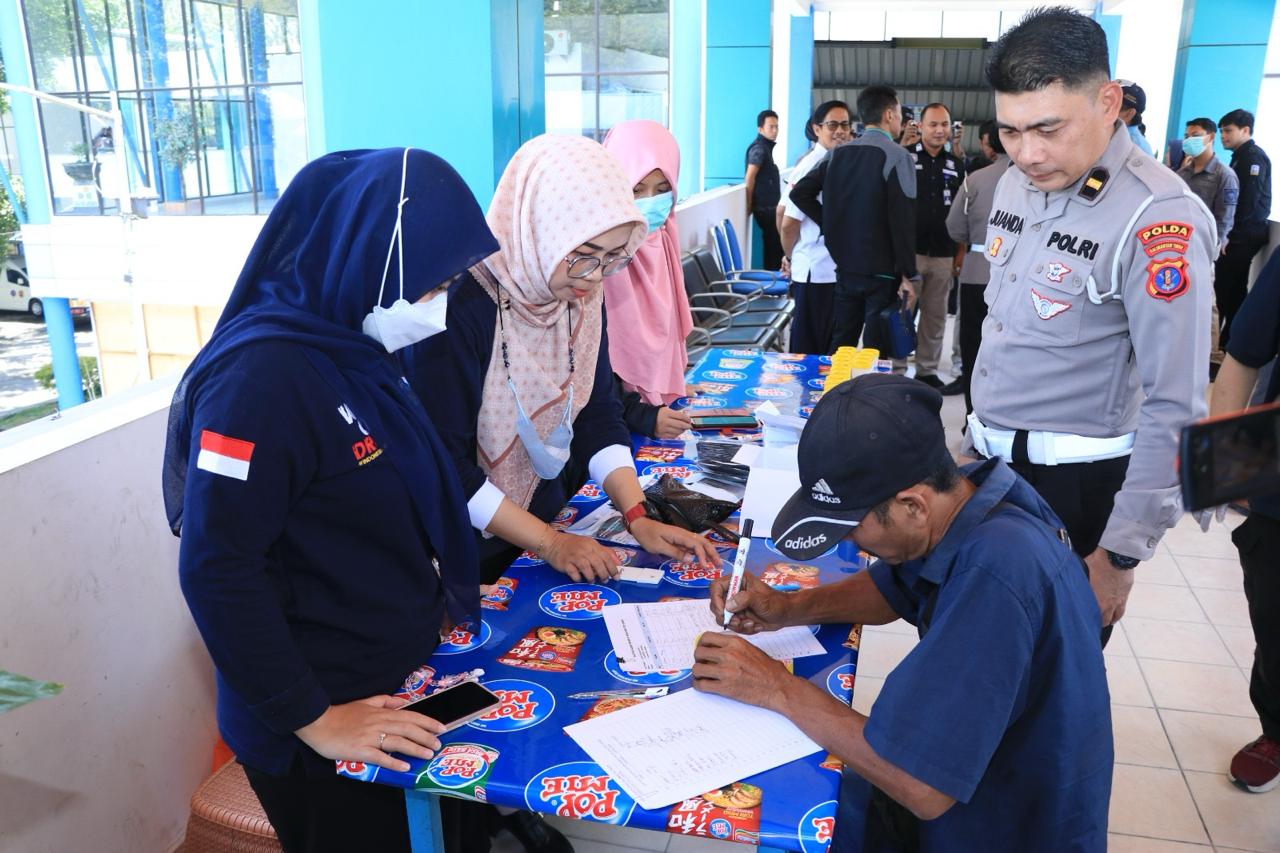 TERPUSAT: Tes urine kepada sopir bus di Terminal Batu Ampar dilakukan sebagai bagian operasi kepolisian terpusat Ketupat Mahakam 2024.