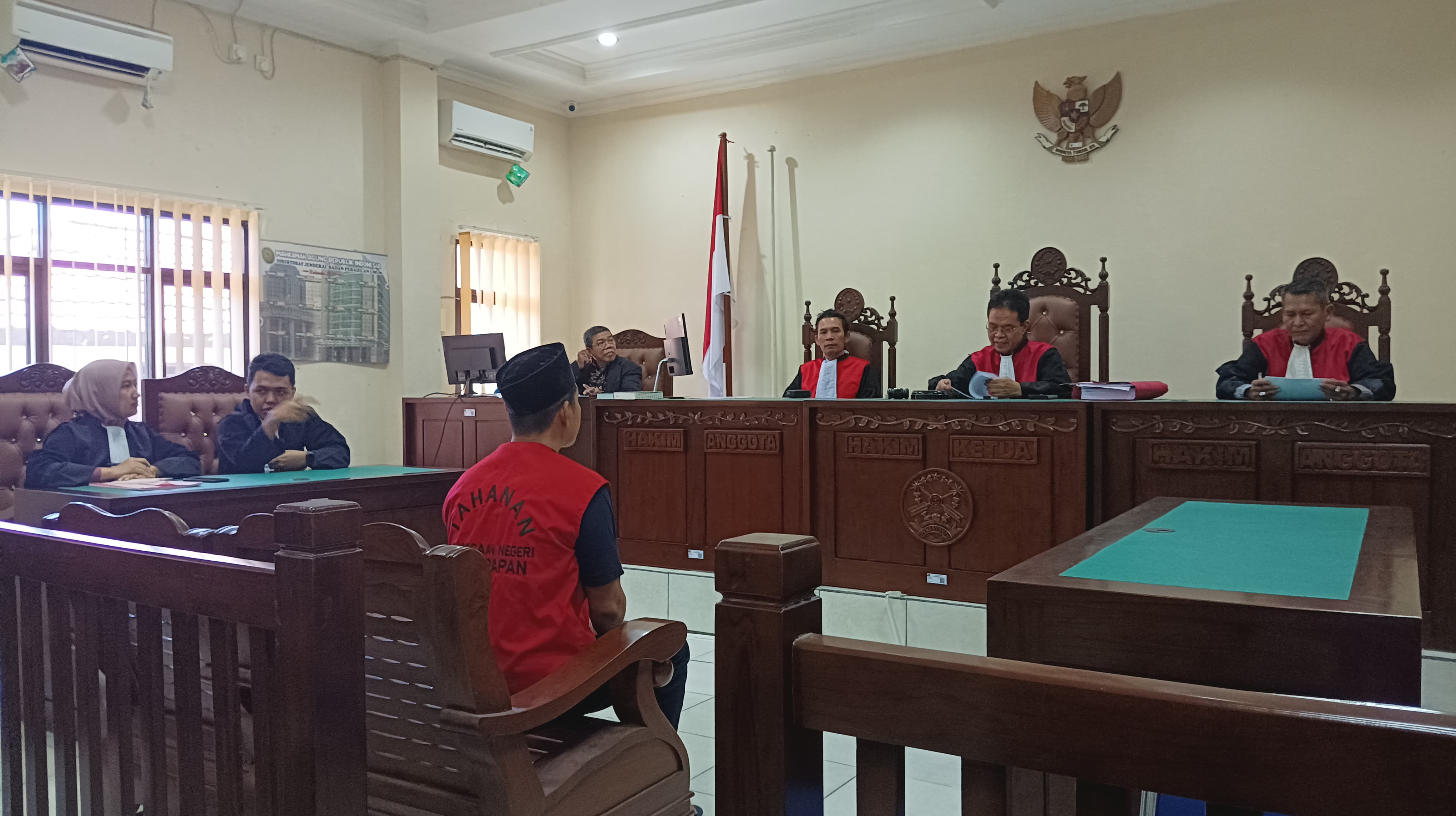 TERDAKWA: WN, saat menjalani persidangan di PN Balikpapan, Kamis (4/4).