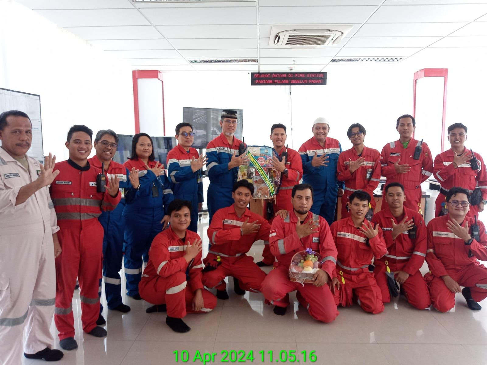 KOMITMEN: Kunjungan Manajemen PT KPI Unit Balikpapan merupakan bentuk komitmen manajemen untuk memberikan semangat kepada pekerja yang harus bertugas pada momen Idulfitri.