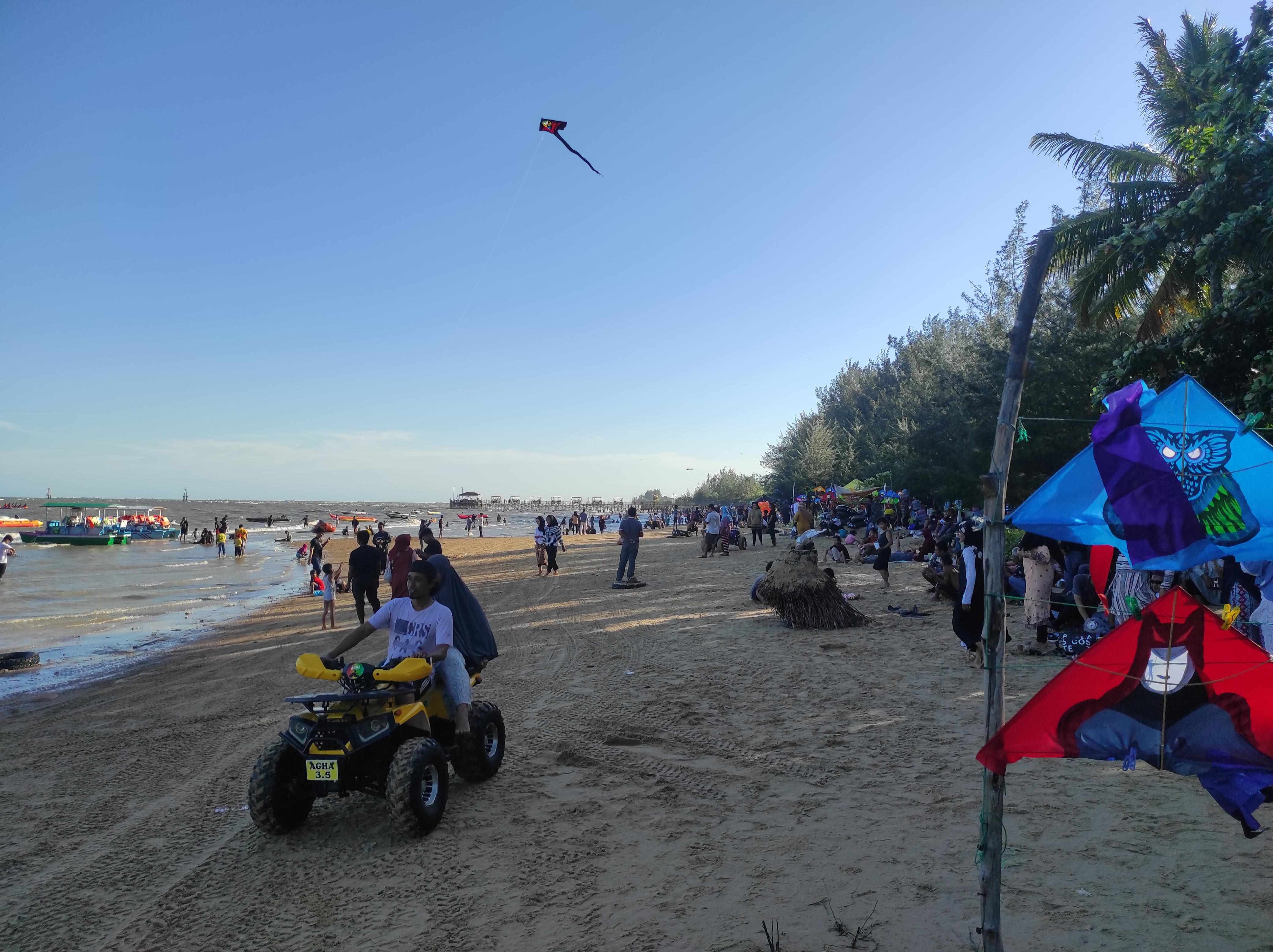 MASIH PRIMADONA: Suasana Pantai Segara Sari Manggar di H+3 Idulfitri yang dipenuhi wisatawan asal Balikpapan maupun berbagai kota sekitar.