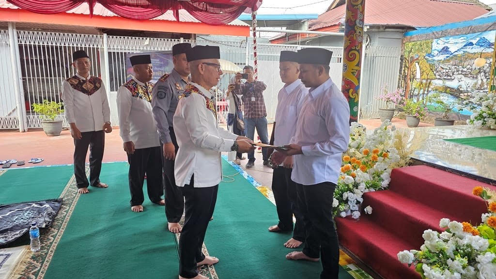 SERAHKAN SK REMISI: Mewakili Kakanwil Kemenkumham Kaltim Gun Gun Gunawan, Kadivpas Heri Azhari memberikan secara langsung SK Remisi terhadap warga binaan di Lapas Kelas IIA Samarinda secara simbolis.