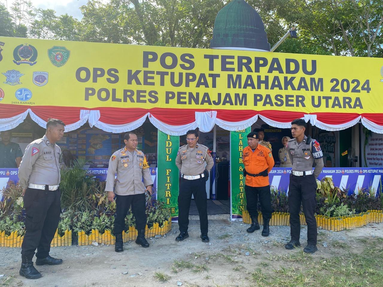 PANTAU: Kapolres PPU  AKBP Supriyanto memantau jajarannya yang bertugas di Pos Pelabuhan Fery Penajam guna memastikan keamanan pemudik.