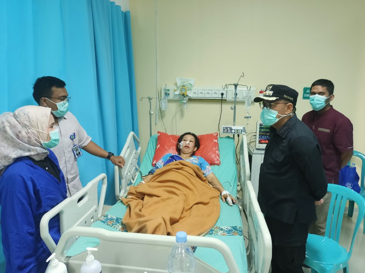 BESUK KORBAN: Makmur Marbun mengunjungi korban penikaman yang dilakukan oleh mantan suaminya di RSUD RAPB PPU.