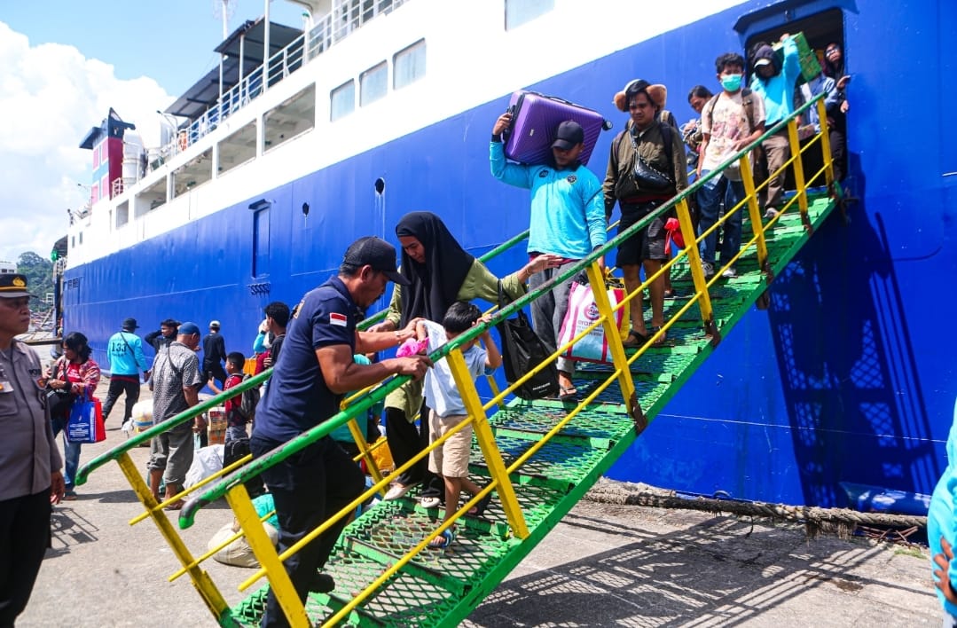 TAK BANYAK: Kedatangan kapal yang sandar di Pelabuhan Samarinda Kemarin rupanya bukan lonjakan penumpang yang signifikan.