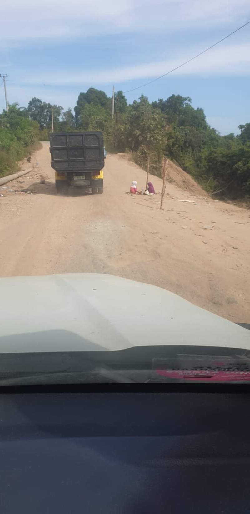 MASALAH SOSIAL: Anak-anak di jalan poros Sangatta-Bengalon masih beraktivitas di jalanan.