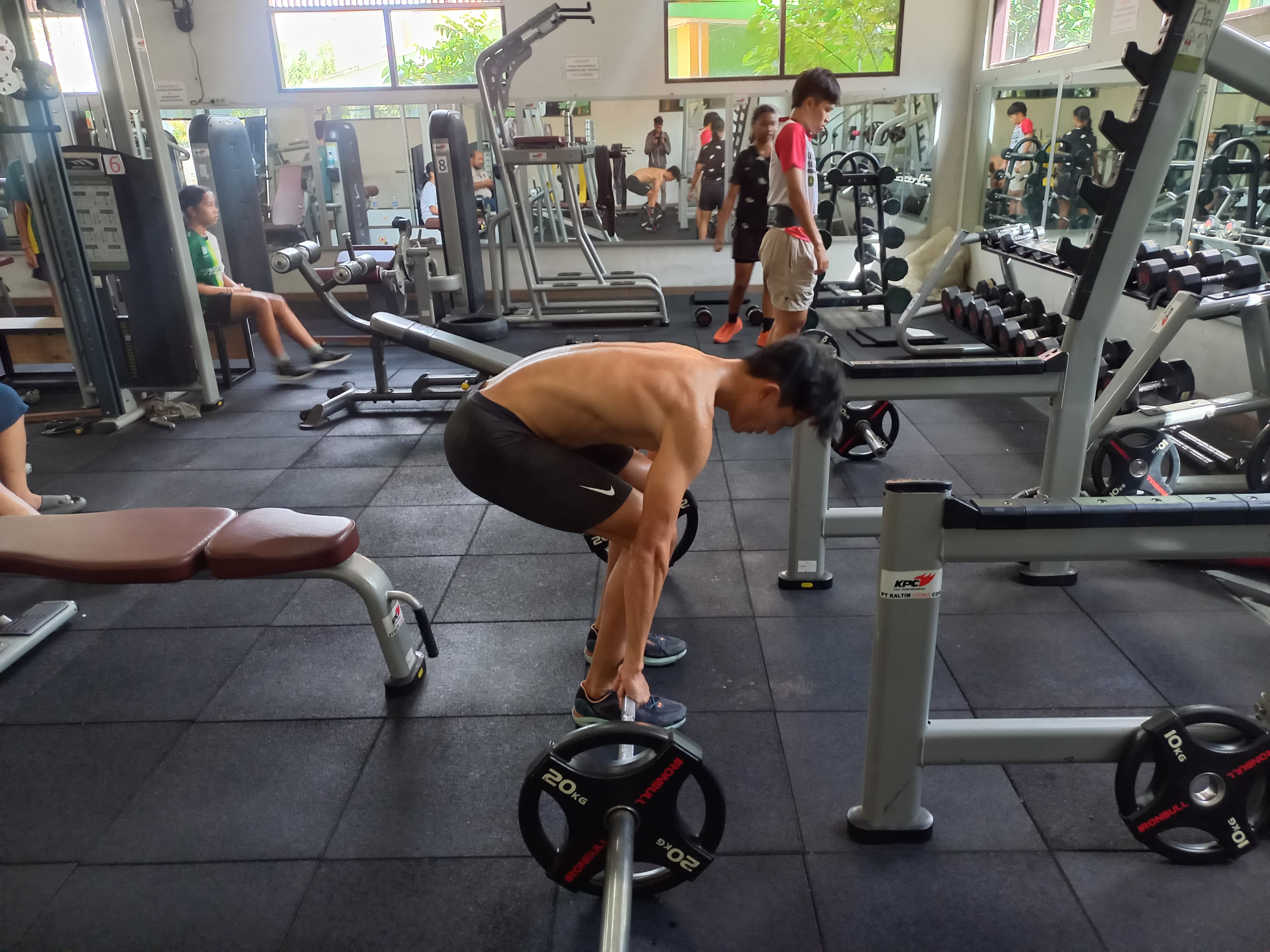 BERGANTIAN: Atlet penghuni pelatda menggunakan fasilitas yang ada di ruang fitnes. (FOTO: EKO PRALISTIO/KP)  &nbsp;  &nbsp;