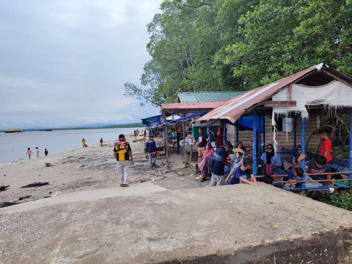 WISATA AIR: Pantai Pasir Mayang jadi salah satu destinasi favorit warga Paser berwisata saat libur panjang Lebaran.