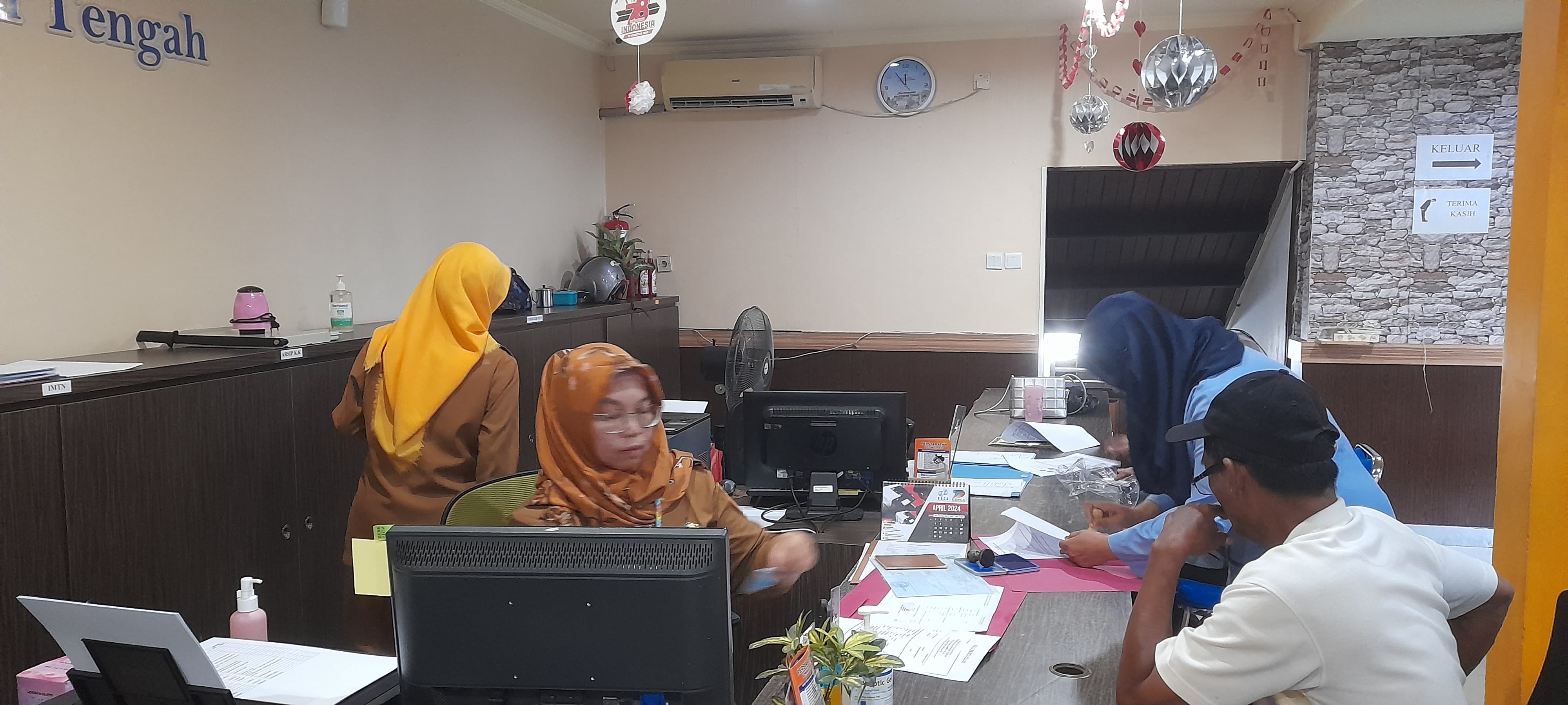 BERIKAN YANG TERBAIK: Pelayanan administrasi di Kecamatan Balikpapan Tengah sudah kembali normal usai libur Lebaran.