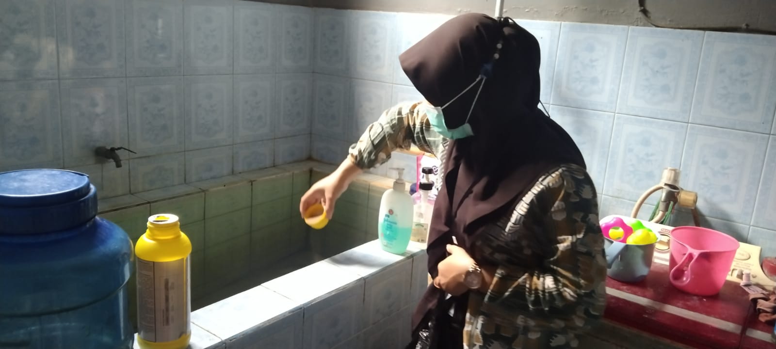 KESEHATAN: Kegiatan PE ini dilakukan untuk mencari penderita DBD lainnya dan pemeriksaan jentik di tempat tinggal penderita dan penaburam Larvasida.