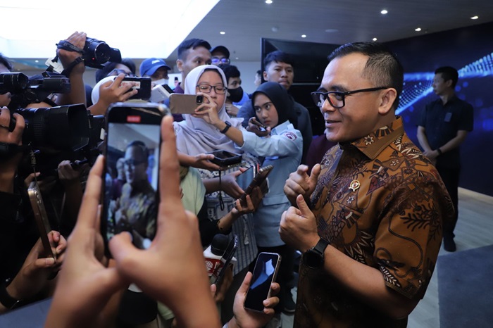 Menteri Pendayagunaan Aparatur Negara dan Reformasi Birokrasi Abdullah Azwar memberikan keterangan kepada wartawan di Jakarta, Rabu (18/4).