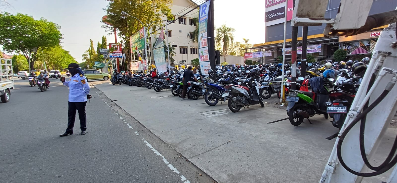 HARUS BISA DISELESAIKAN: Masalah parkir yang memanfaatkan badan jalan atau bukan pada tempatnya kini tengah diseriusi OPD terkait.