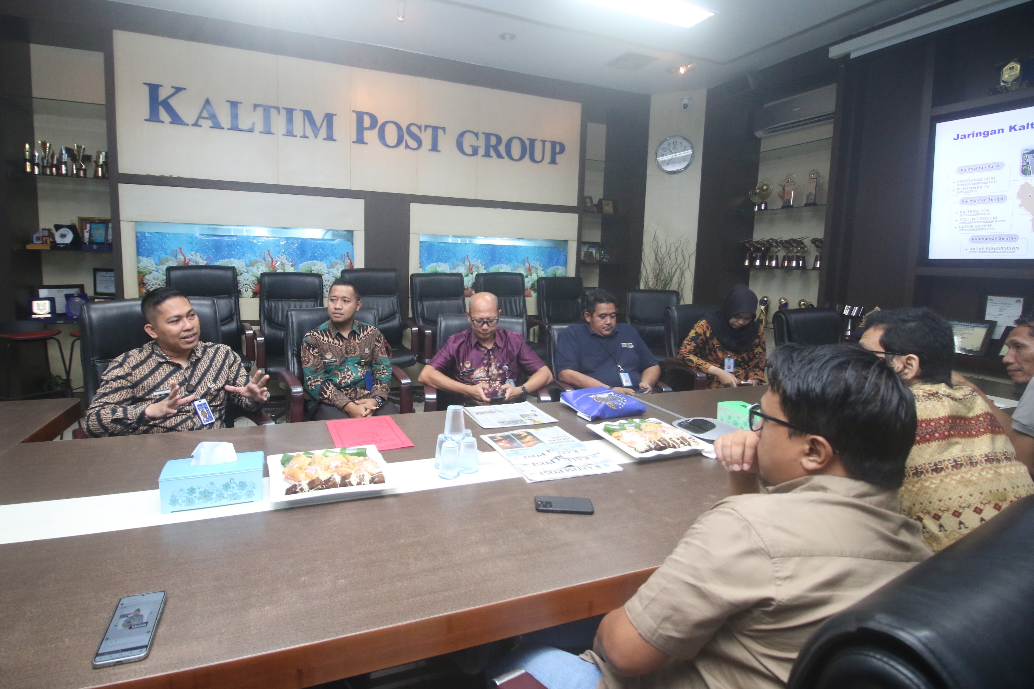 DISKUSI SANTAI: Rombongan Kantor Imigrasi Kelas I TPI Balikpapan mengunjungi Gedung Biru Kaltim Post untuk mempererat komunikasi dan penyebaran informasi.