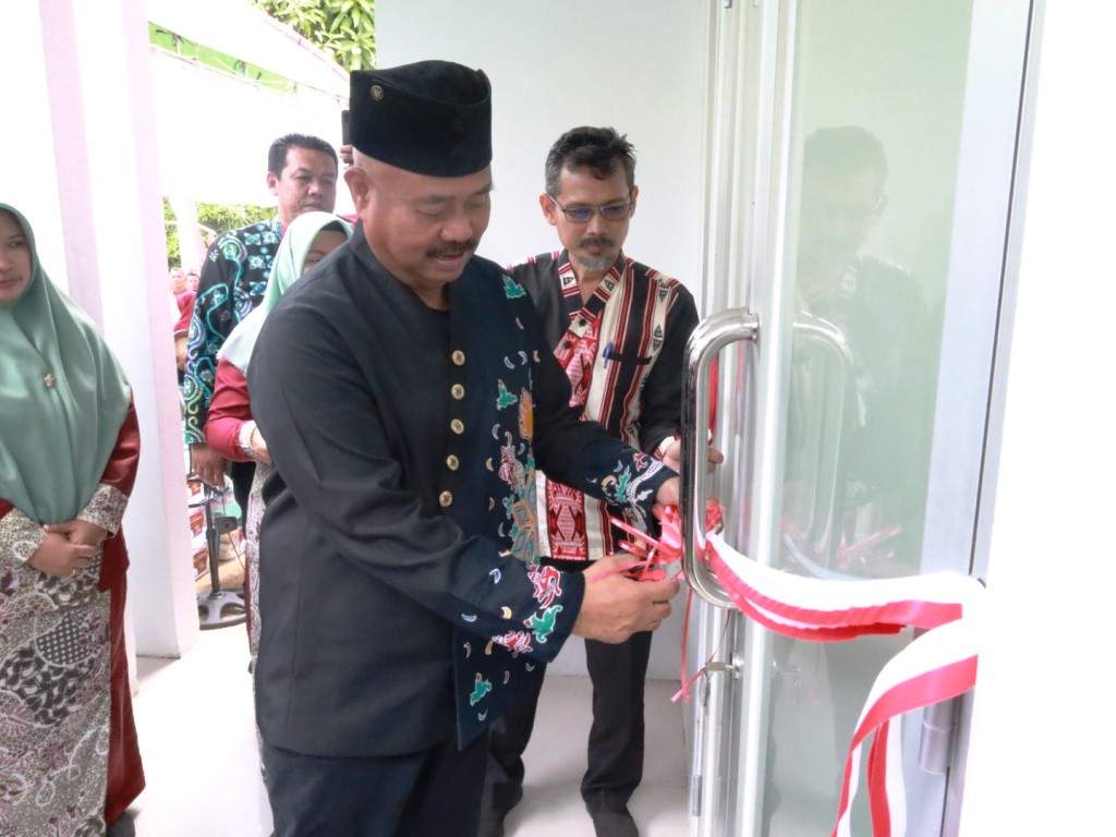 FASILITAS KESEHATAN: Bupati Kukar Edi Damansyah meresmikan Pusban Bukit Biru, Tenggarong, pekan lalu.