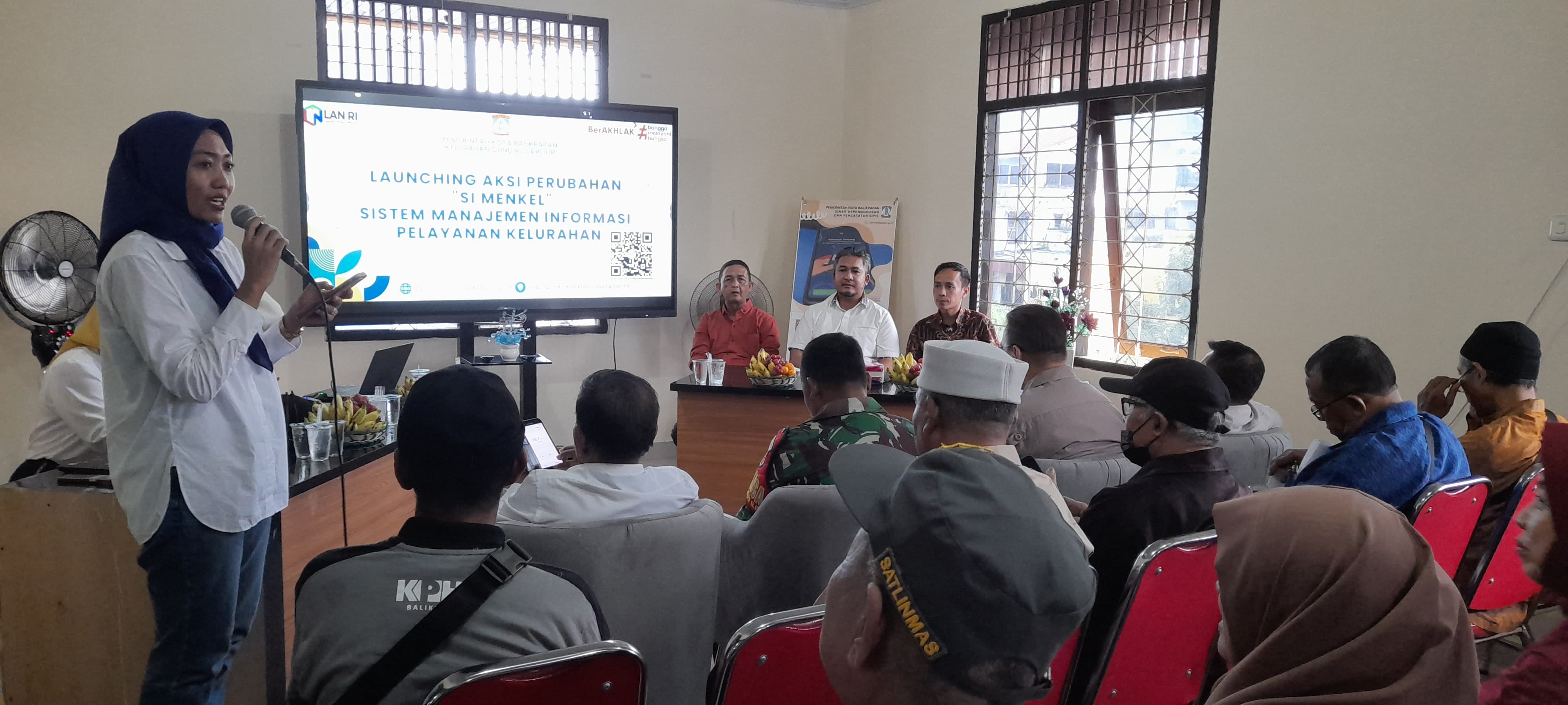 PENINGKATAN: Kasi Pemerintahan dan Pelayanan Publik Kelurahan Gunung Sari Ilir Frigita Lestari (berdiri), memperkenalkan Si Menkel (Sistem Manajemen Informasi Pelayanan Kelurahan).