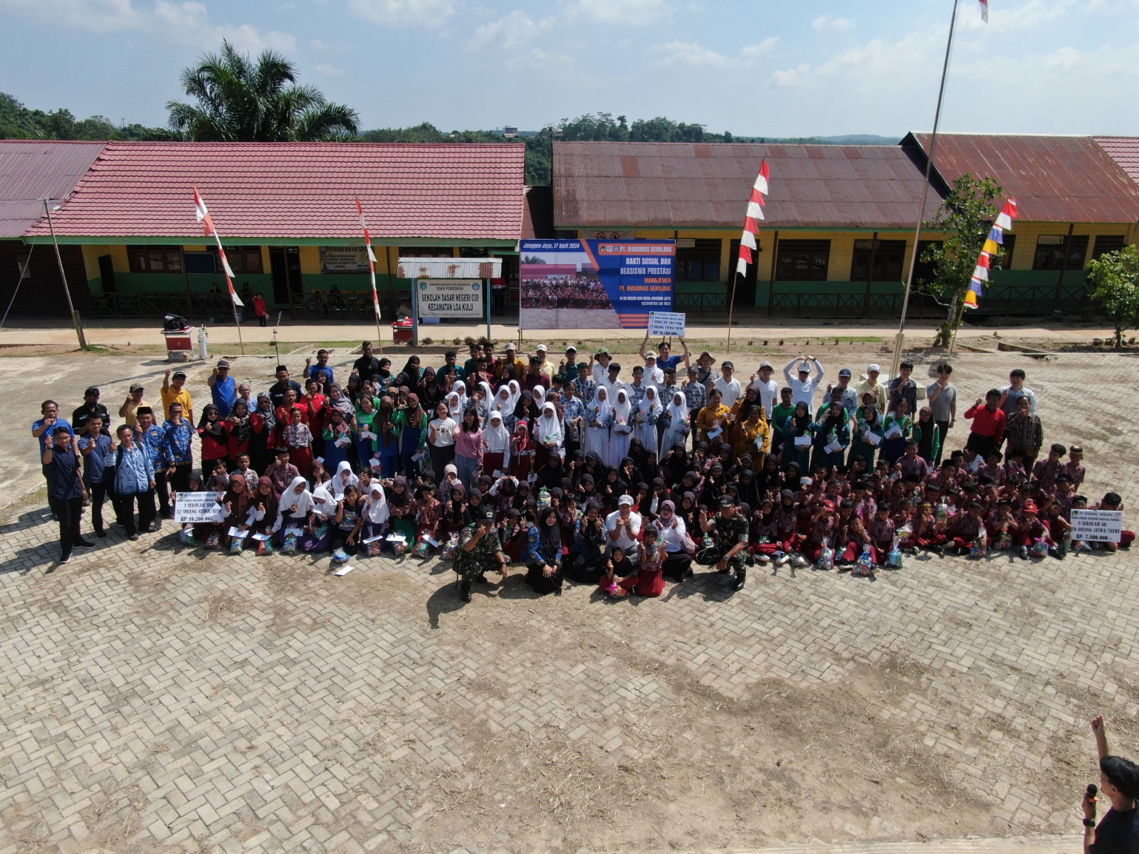 SEMANGAT KEBERSAMAAN : Manajemen PT Niagamas Gemilang bertekad untuk selalu membantu dunia pendidikan. Kali ini digelar di SD 030 Loa Kulu, Rabu (17/4).