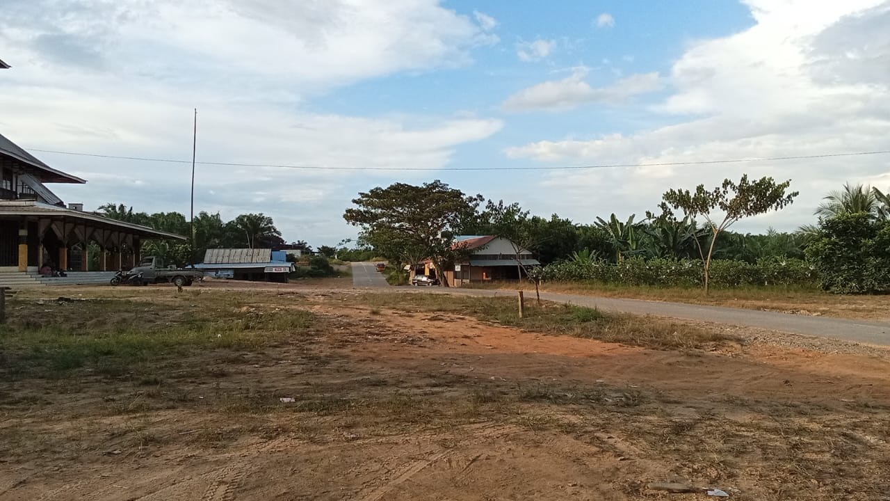 MENANTI: Desa Tepian Langsat, Kutim, di jalan poros Kaltim-Kaltara.