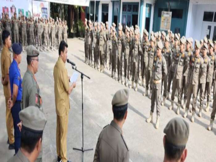 BERI DUKUNGAN: Sunggono memberi arahan pada apel pagi dalam rangka halalbihalal sekaligus melepas kegiatan pembinaan fisik anggota Satpol PP Kukar.