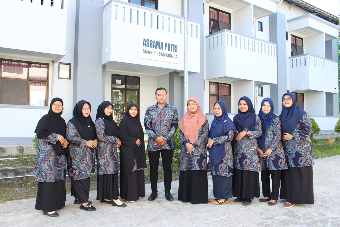 TERANCAM KEHILANGAN: Para pengasuh asrama putri SMA 10 Samarinda akan terdampak pemutusan hubungan kerja apabila asrama putri benar ditiadakan oleh Disdikbud Kaltim.