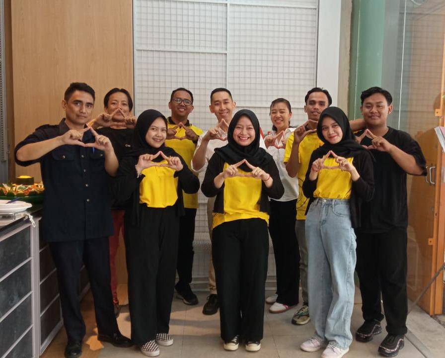 William Steven (ketiga kiri, belakang) bersama istri dan karyawan, siap memberikan pelayan prima bagi konsumen.