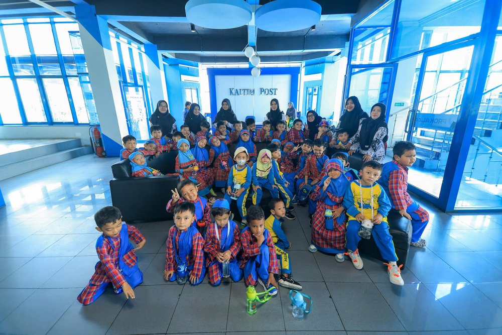 PENGALAMAN BERHARGA: Murid-murid PAUD Islam Terpadu Primanada di ruang redaksi Kaltim Post Balikpapan, Kamis (25/4).