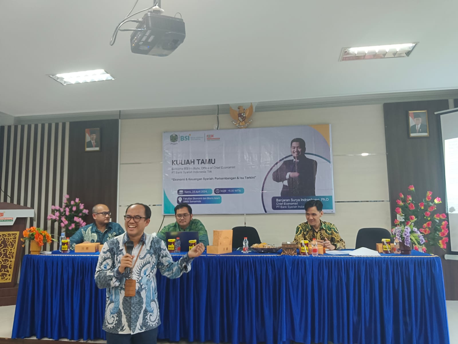 Head of BSI Institute PT Bank Syariah Indonesia Tbk, Luqyan Tamanni memberikan materi di hadapan mahasiswa dan dosen Fakultas Ekonomi dan Bisnis Islam UINSI Samarinda.
