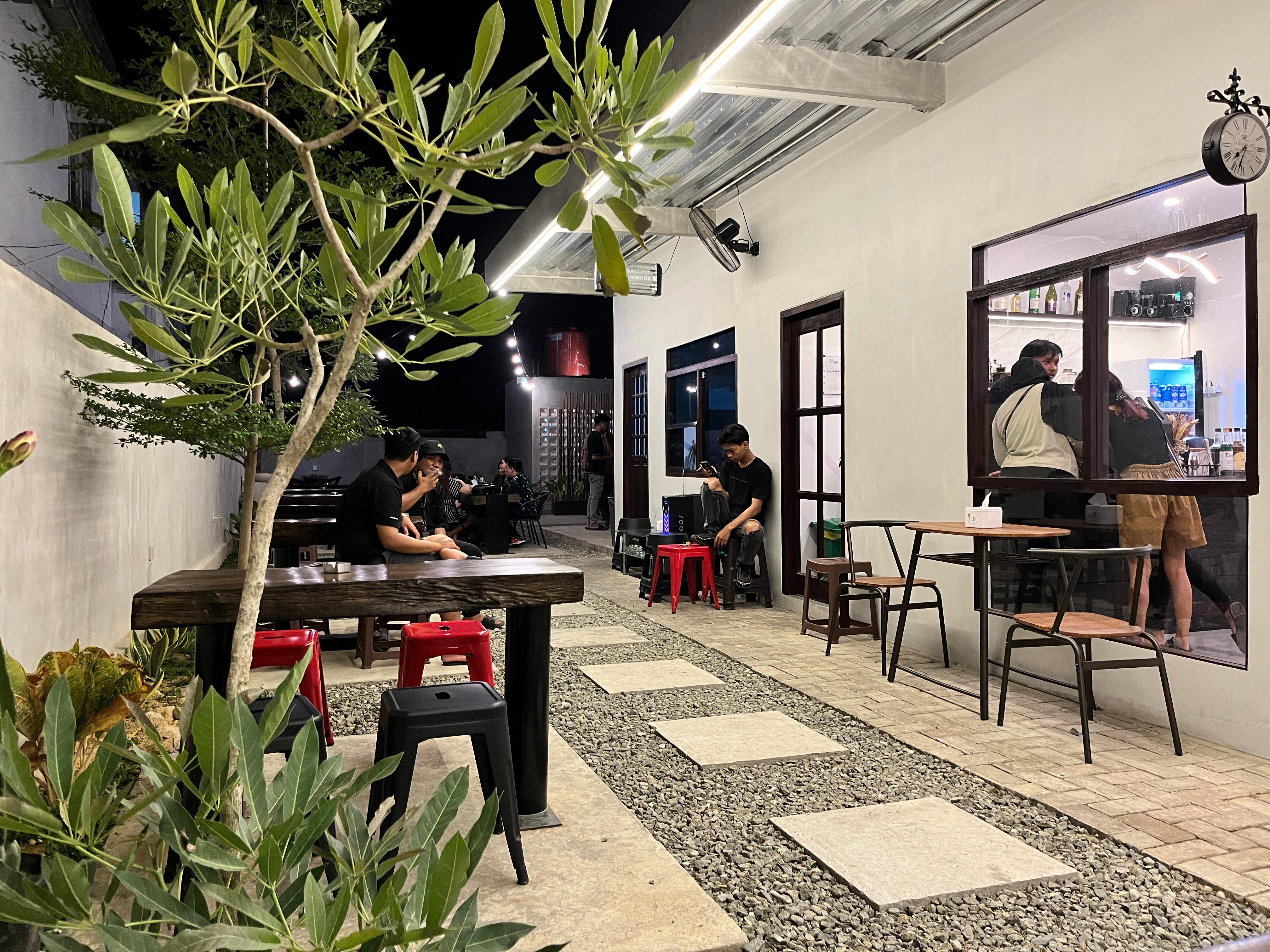 PERPADUAN APIK: Masifnya kehadiran tempat nongkrong membuktikan bisnis sangat menguntungkan. Satu lagi tempat nongkrong cocok menghabiskan waktu, yakni RT Cafe and Cut di seberang Jembatan Mahakam.