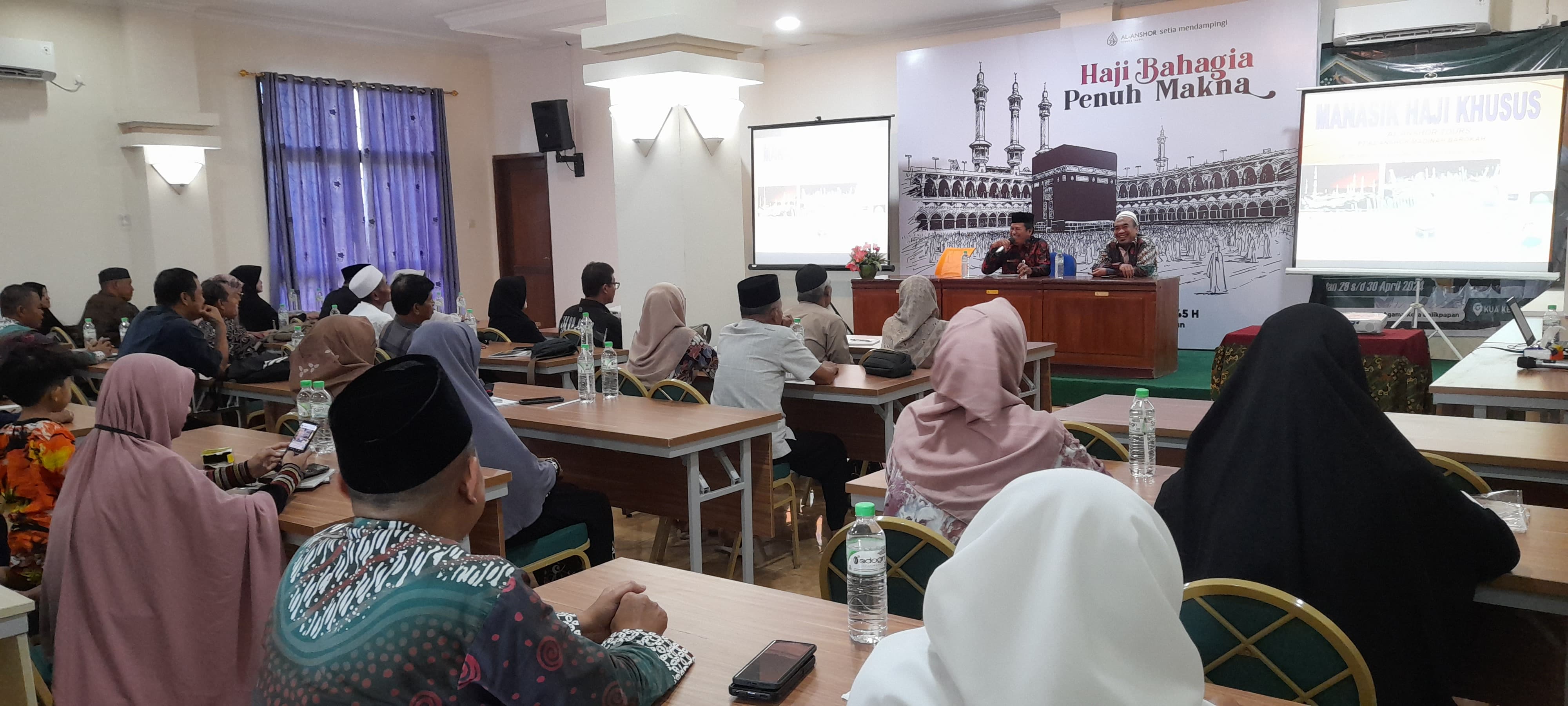 BEKAL: Manasik haji khusus dari PT Al Ansor Madinah Barokah di Embarkasi Haji Batakan Balikpapan diikuti puluhan jamaah.