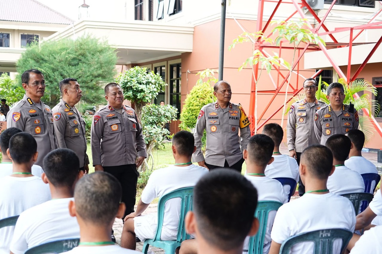 PEMERIKSAAN KESEHATAN: Kapolda Kaltim Irjen Pol Nanang Avianto memantau proses pemeriksaan kesehatan calon anggota Polri di markas Polda Kaltim.