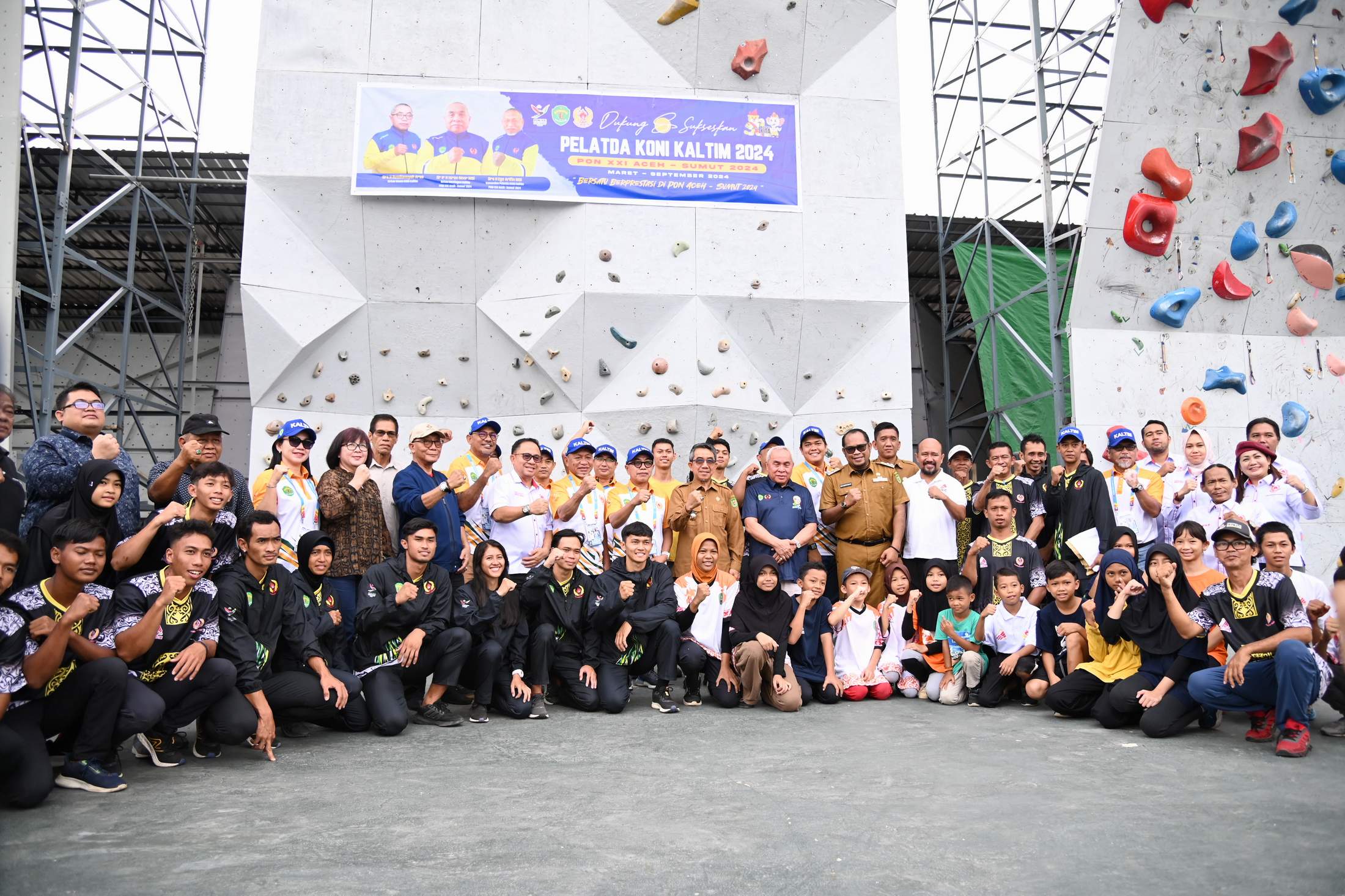 Ketua Kontingen Kaltim Isran Noor didampingi Ketua Umum KONI Kaltim Rusdiansyah Aras dan jajaran menyambangi lokasi pelatda panjat tebing di Sangatta. (DONI ADITYA)