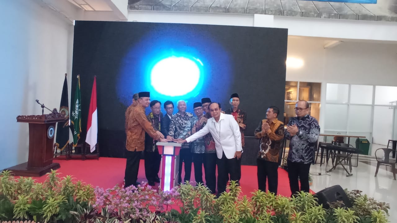 Penekanan tombol peluncuran Gedung Fakultas Kedokteran UMKT oleh Ketua PP Muhammadiyah Irwan Akib.
