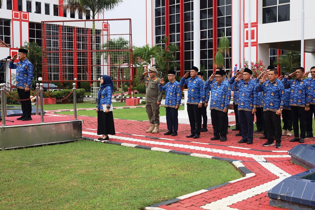 APEL OTDA: Dafip Haryanto bertindak selaku pembina apel peringatan Hari Otonomi Daerah, Kamis (25/4).  &nbsp;